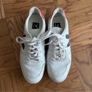 Woman’s Veja V-10 (size 9)